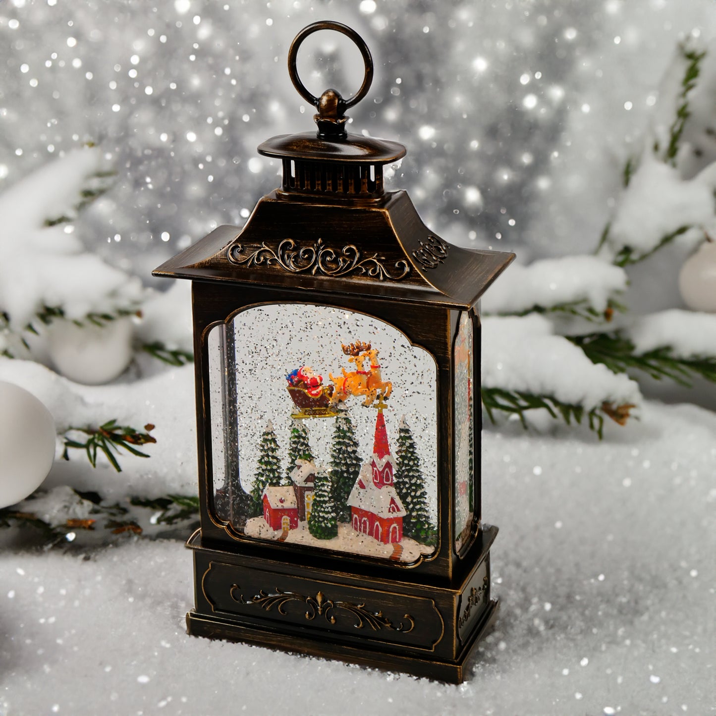 Glitzerlaterne Santa im Schlitten fliegt mit seinen Rentieren über ein Dorf mit LED