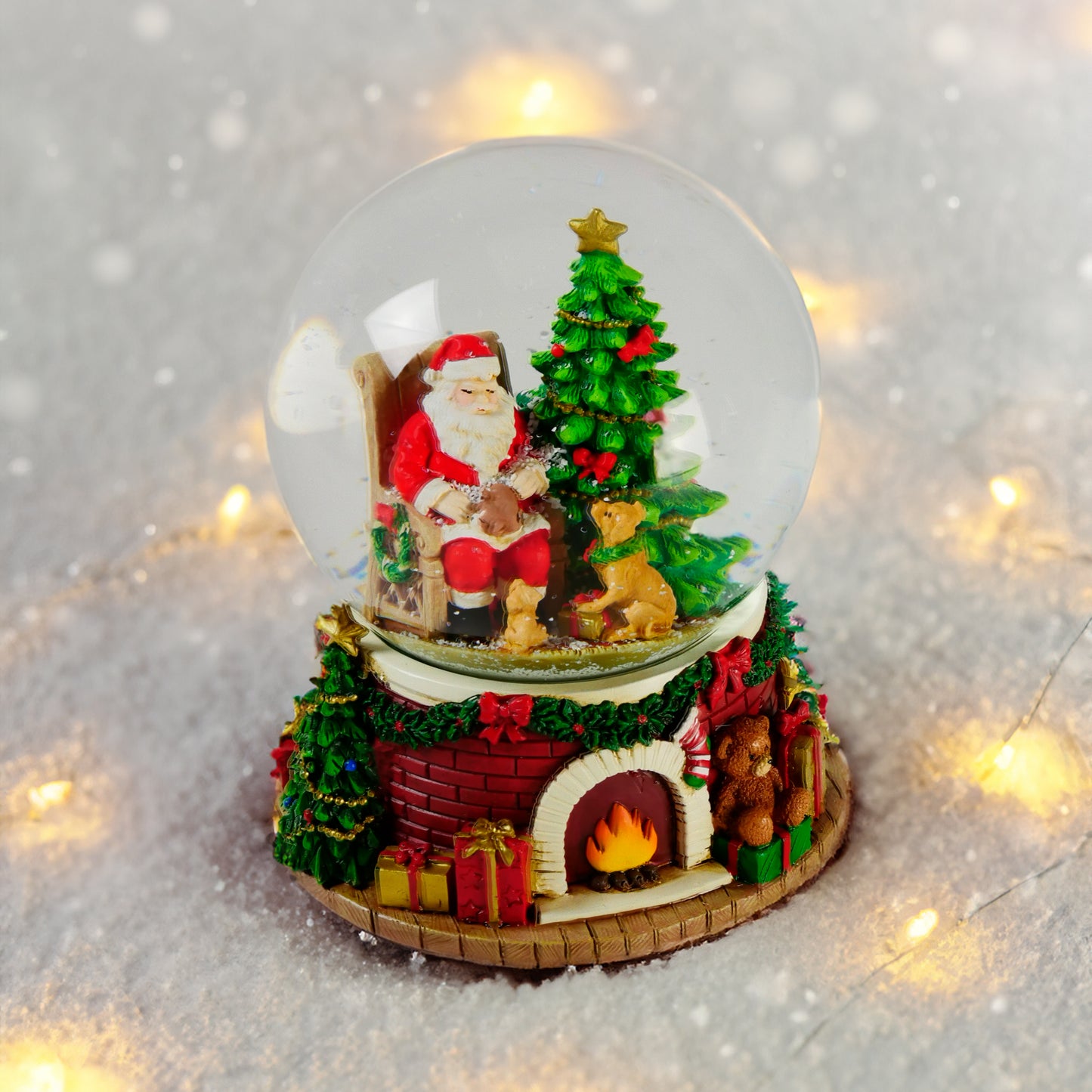 Schneekugel Santa auf einem Stuhl mit Musik