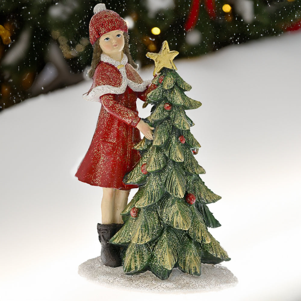 Weihnachtskind dekoriert den Weihnachtsbaum mit Licht
