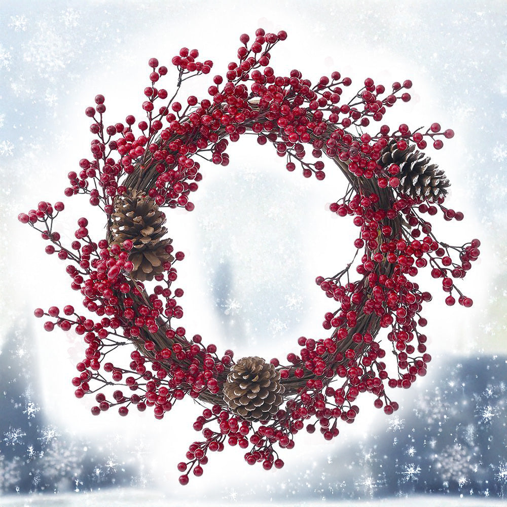 Weihnachtskranz mit roten Beeren und Pinienzäpfen