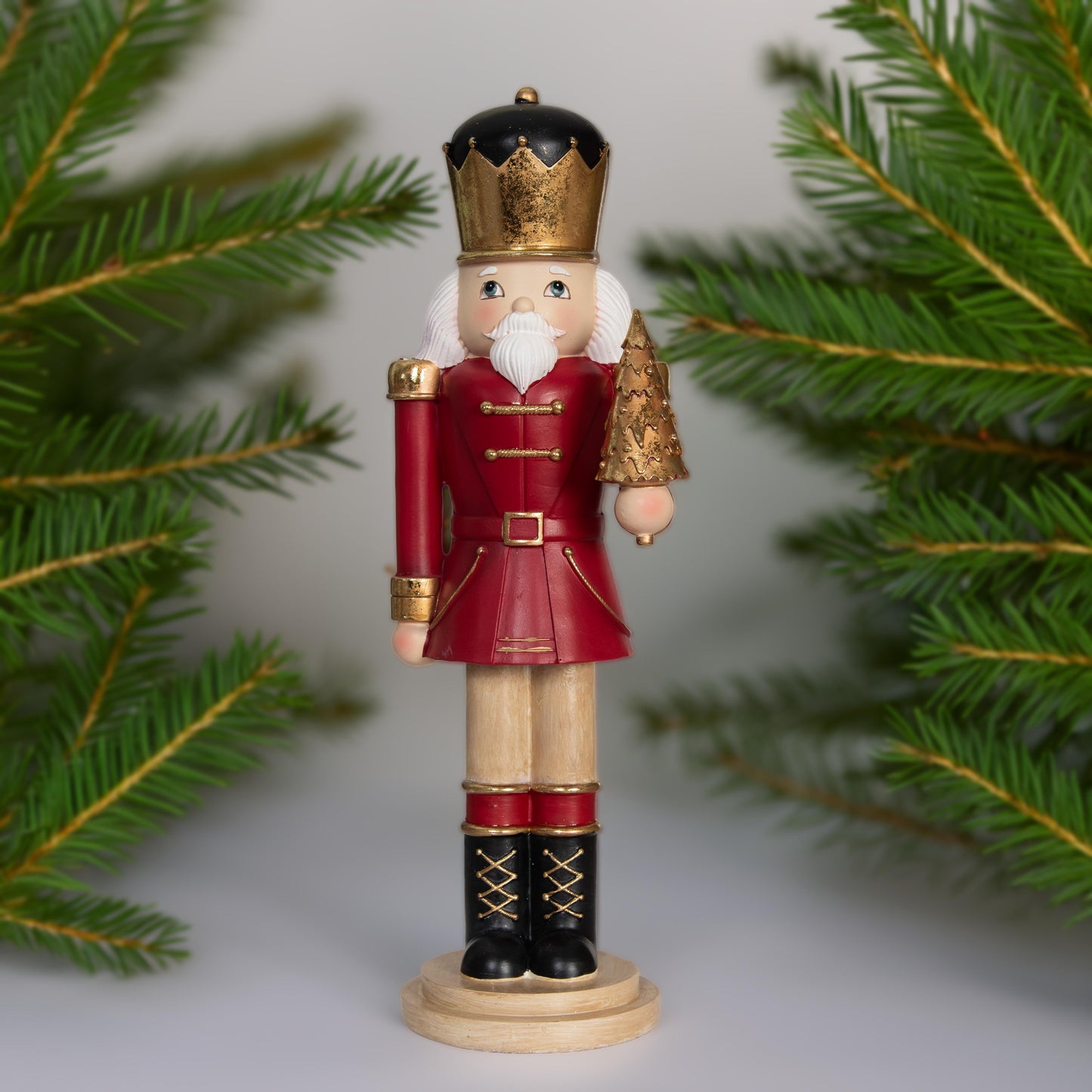 Nussknacker roter König mit Tanne