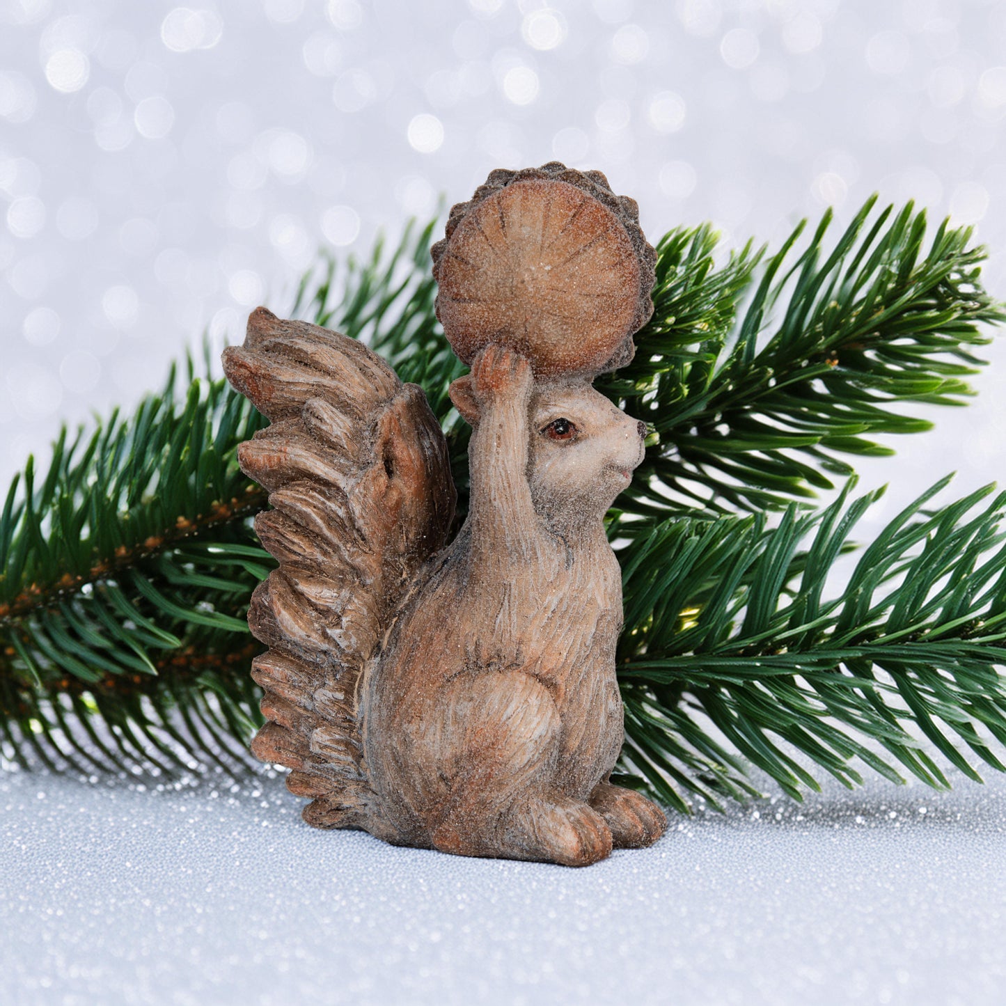 Eichhörnchen mit Nuss auf dem Kopf Beige