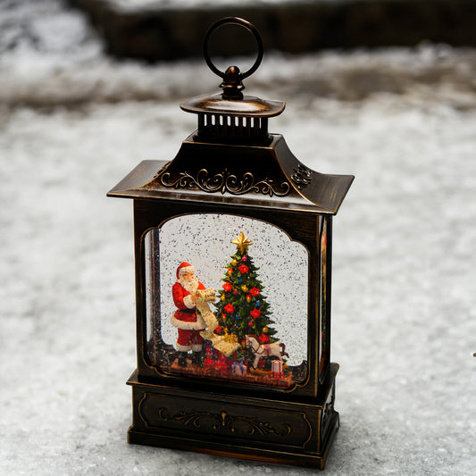 Santa mit Wunschzettel und Geschenken am Weihnachtsbaum