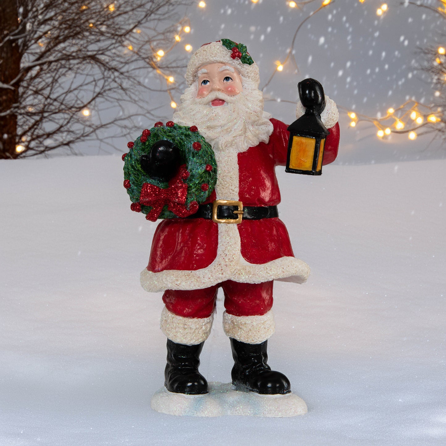 Weihnachtsmann mit Kranz und Laterne