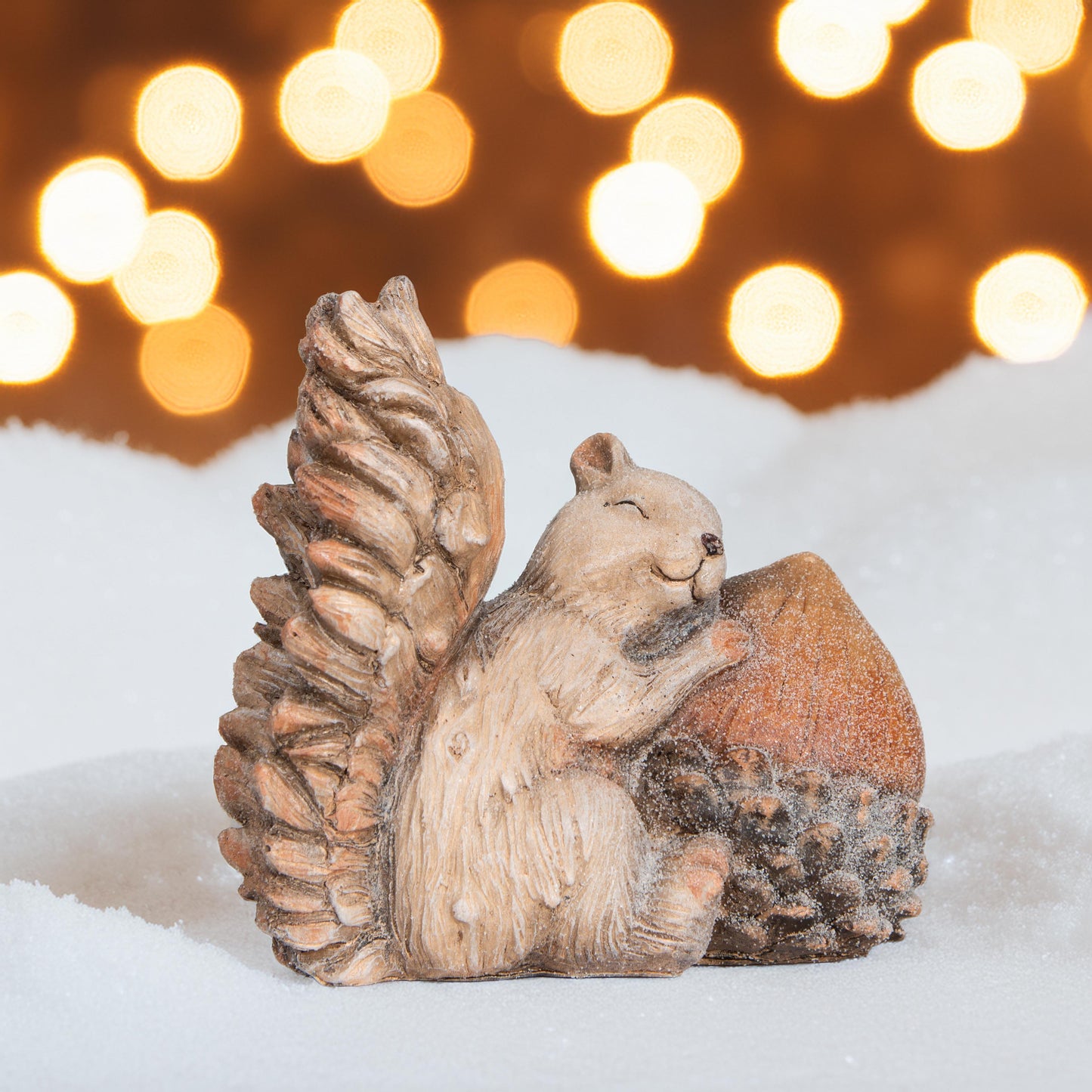 Eichhörnchen mit Nuss Beige