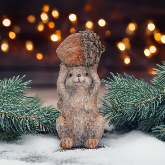 Eichhörnchen mit Nuss auf dem Kopf Beige