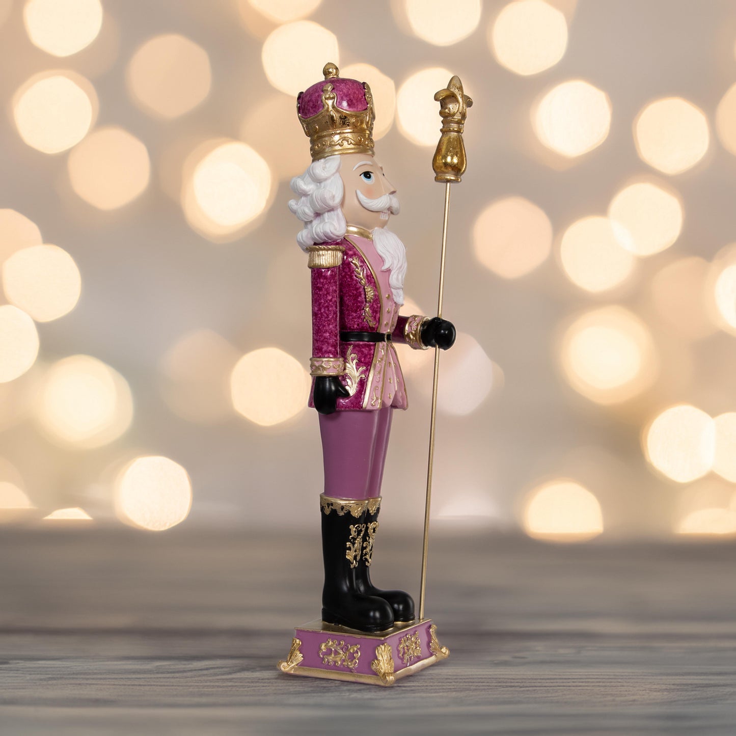 Nussknacker Lila König mit goldenem Zepter